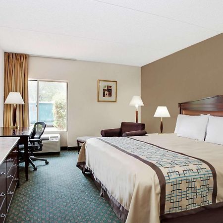 Days Inn By Wyndham Newport News City Center Oyster Point Exteriör bild
