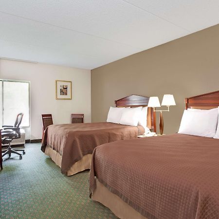 Days Inn By Wyndham Newport News City Center Oyster Point Exteriör bild
