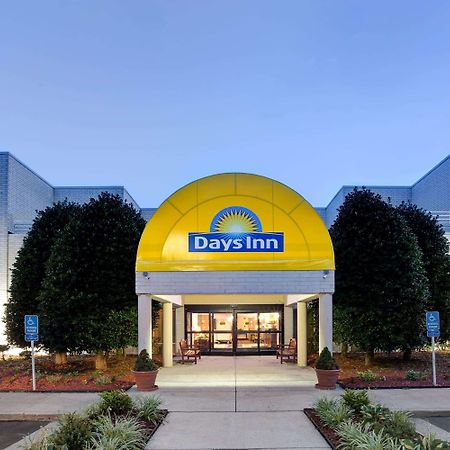 Days Inn By Wyndham Newport News City Center Oyster Point Exteriör bild