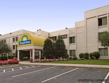 Days Inn By Wyndham Newport News City Center Oyster Point Exteriör bild