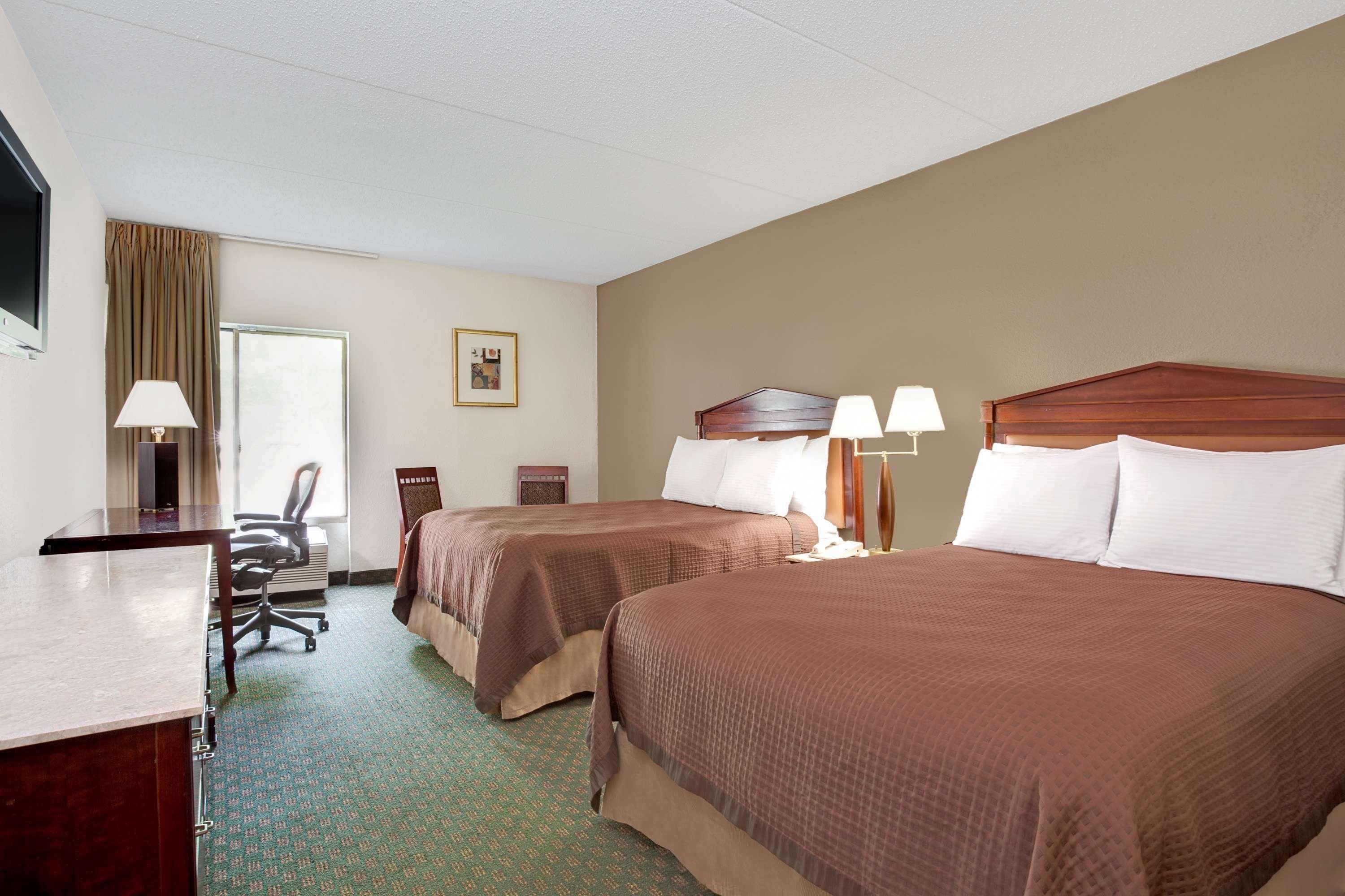 Days Inn By Wyndham Newport News City Center Oyster Point Exteriör bild