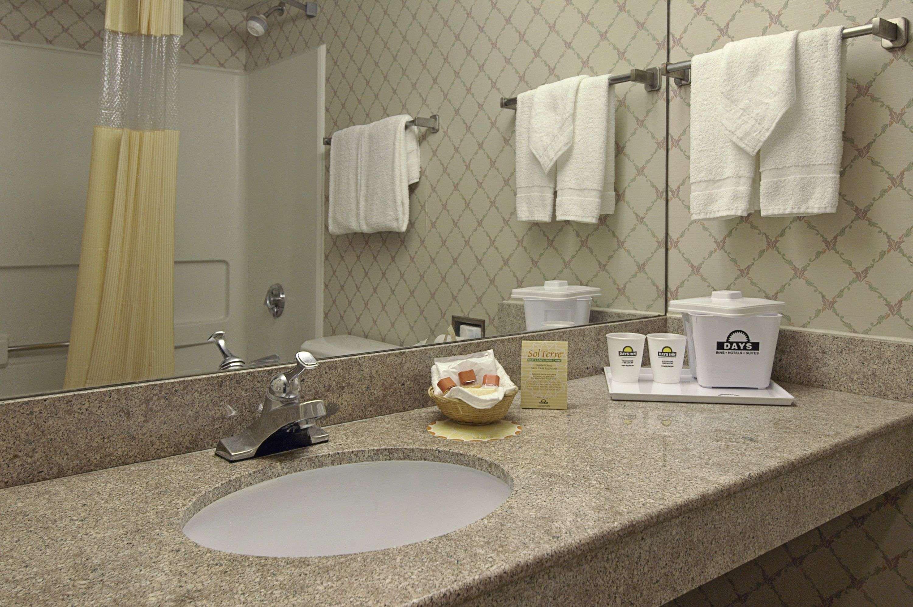 Days Inn By Wyndham Newport News City Center Oyster Point Exteriör bild
