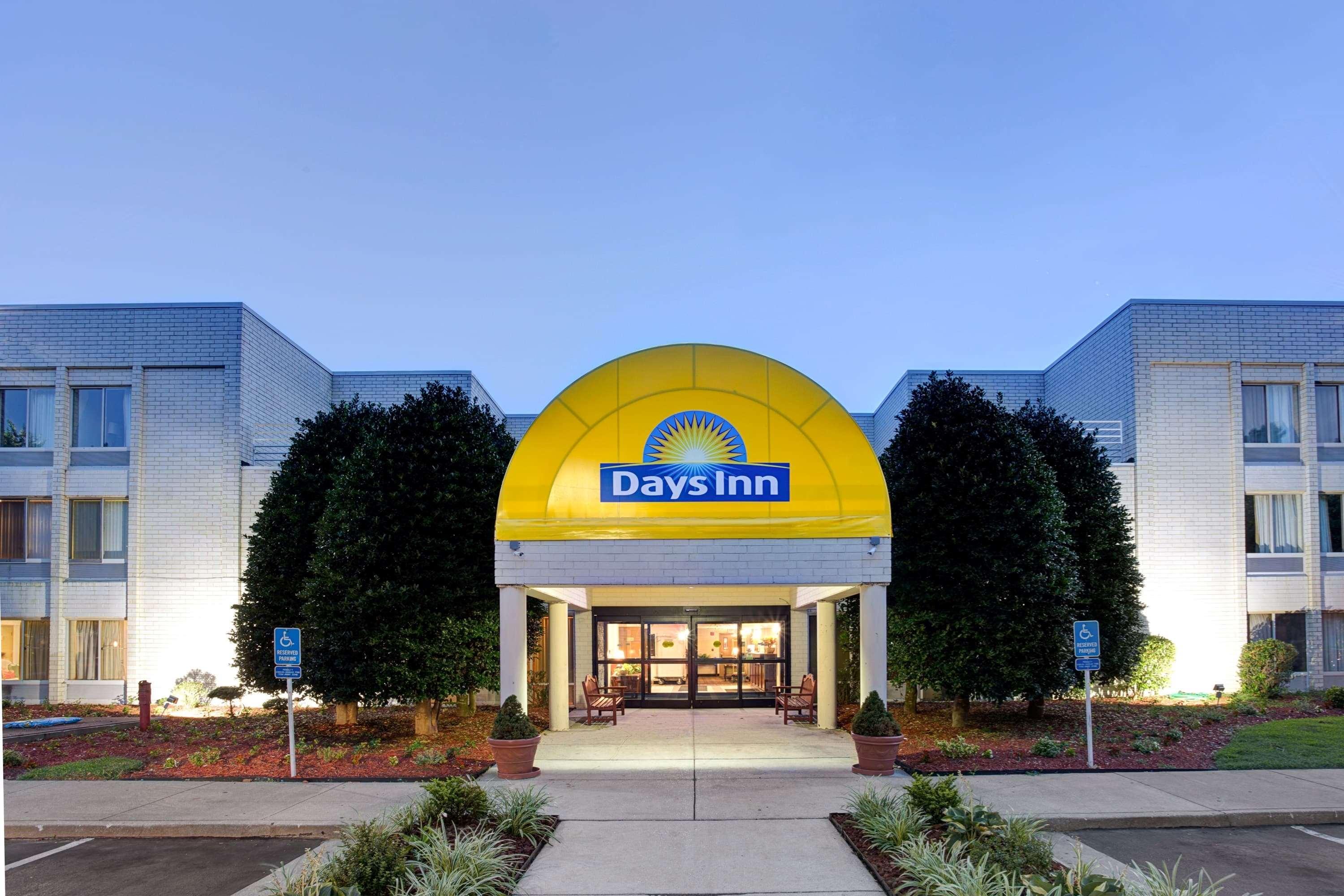 Days Inn By Wyndham Newport News City Center Oyster Point Exteriör bild