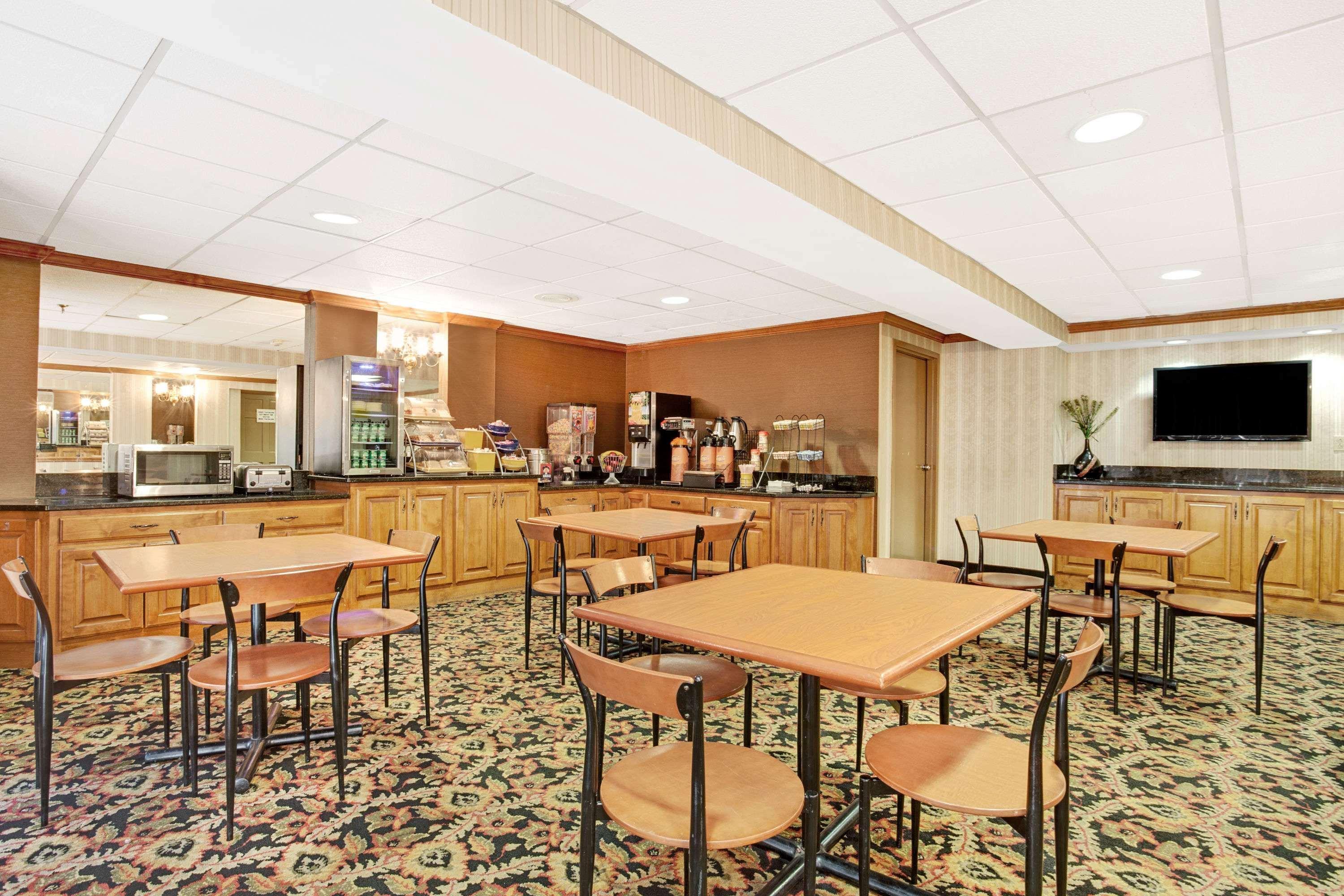 Days Inn By Wyndham Newport News City Center Oyster Point Exteriör bild