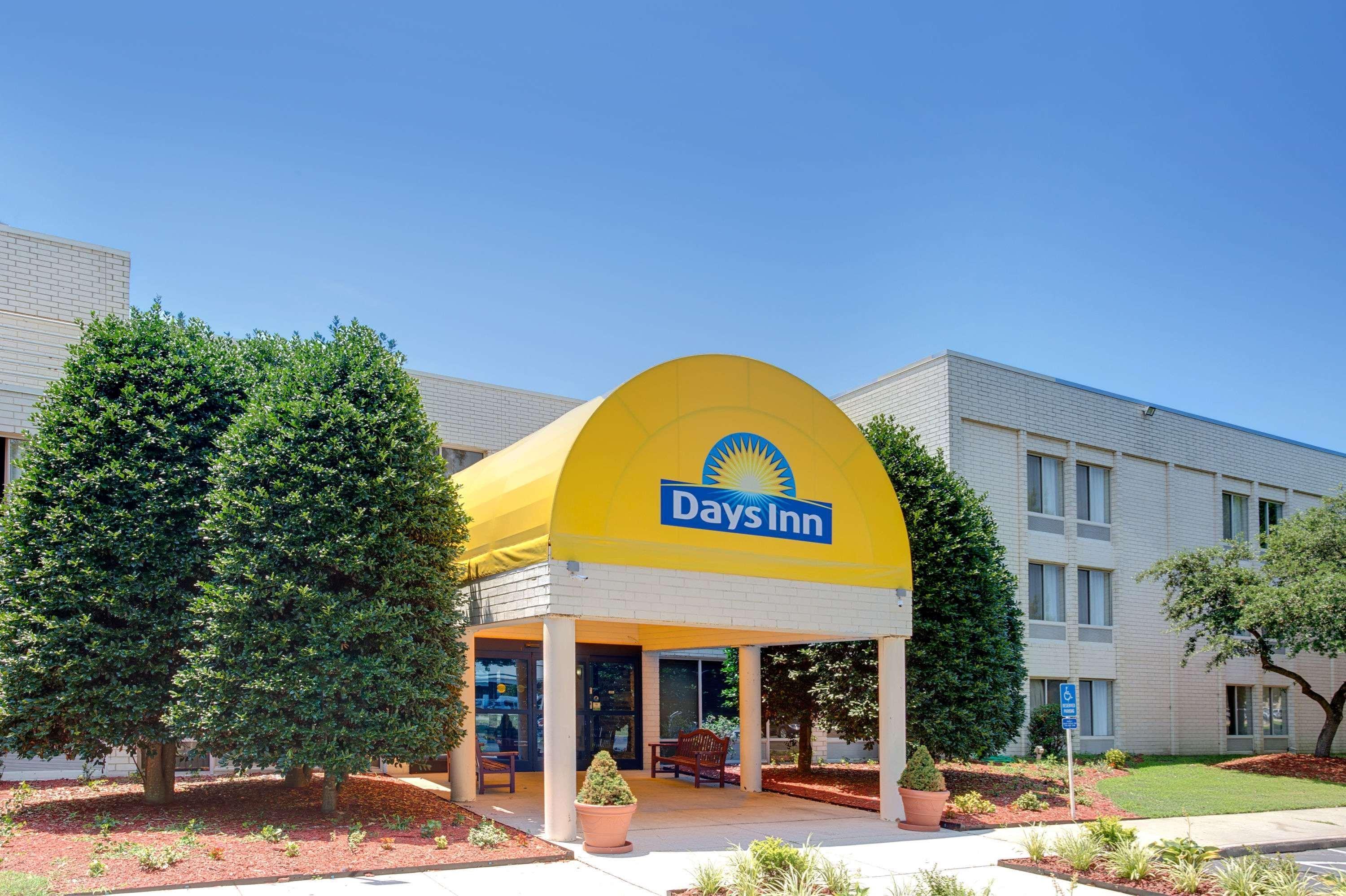 Days Inn By Wyndham Newport News City Center Oyster Point Exteriör bild