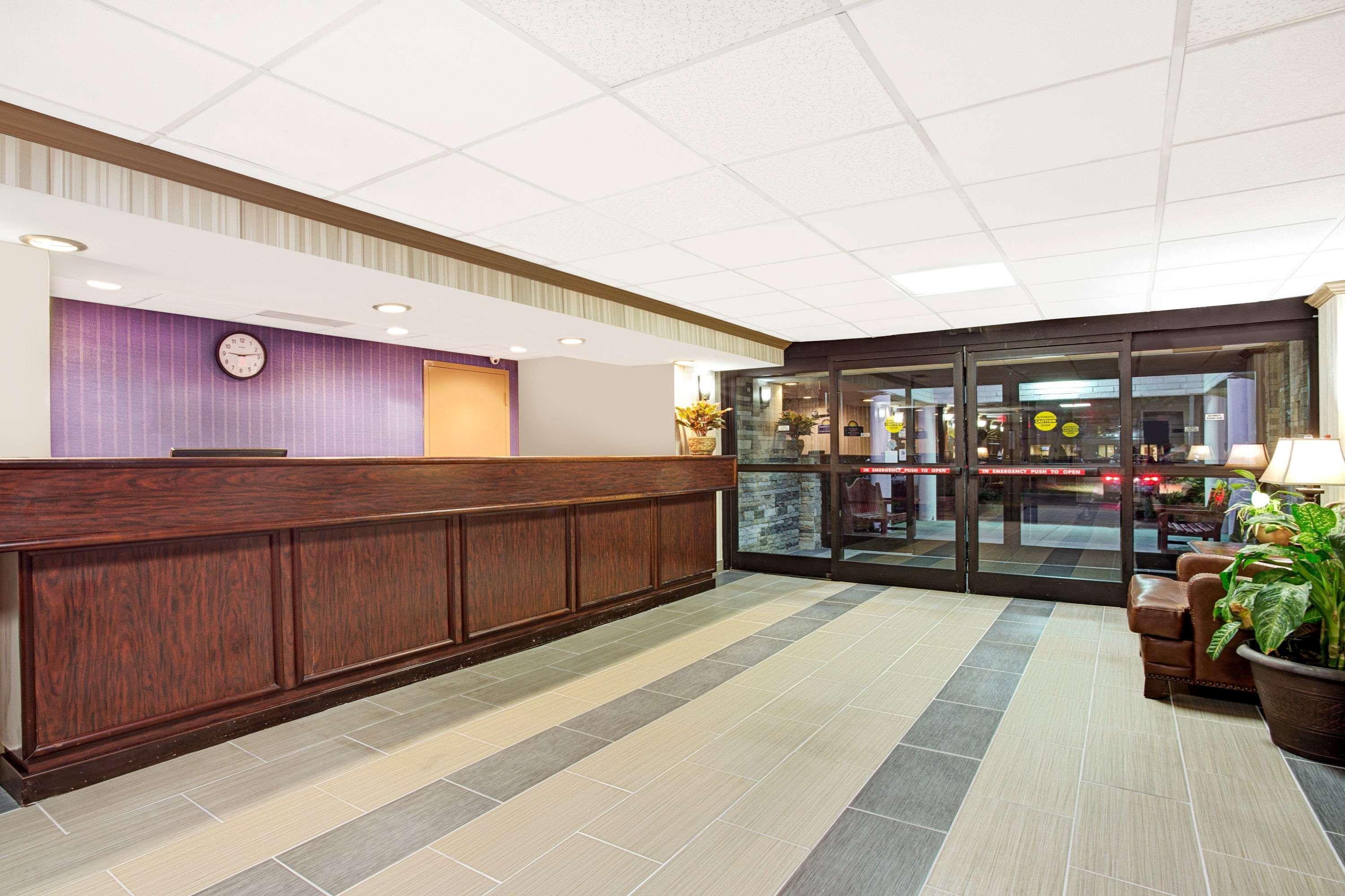 Days Inn By Wyndham Newport News City Center Oyster Point Exteriör bild