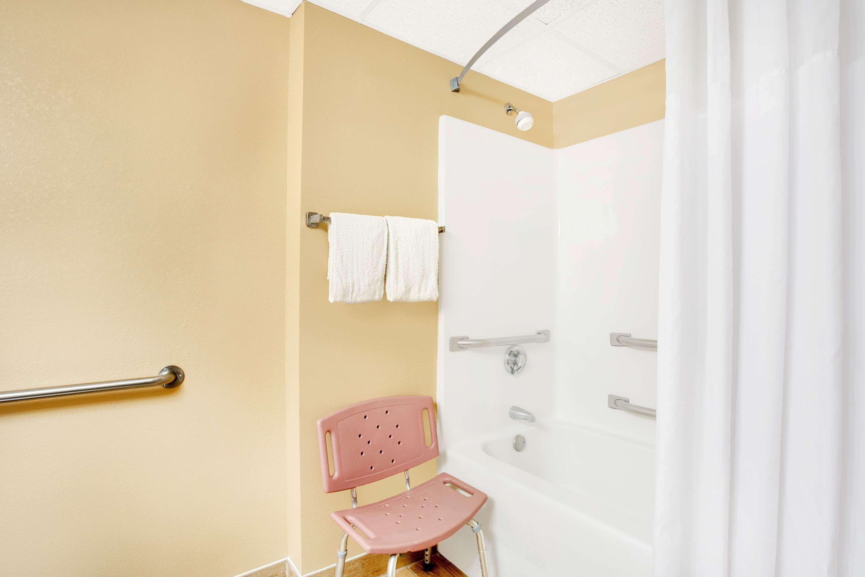 Days Inn By Wyndham Newport News City Center Oyster Point Exteriör bild