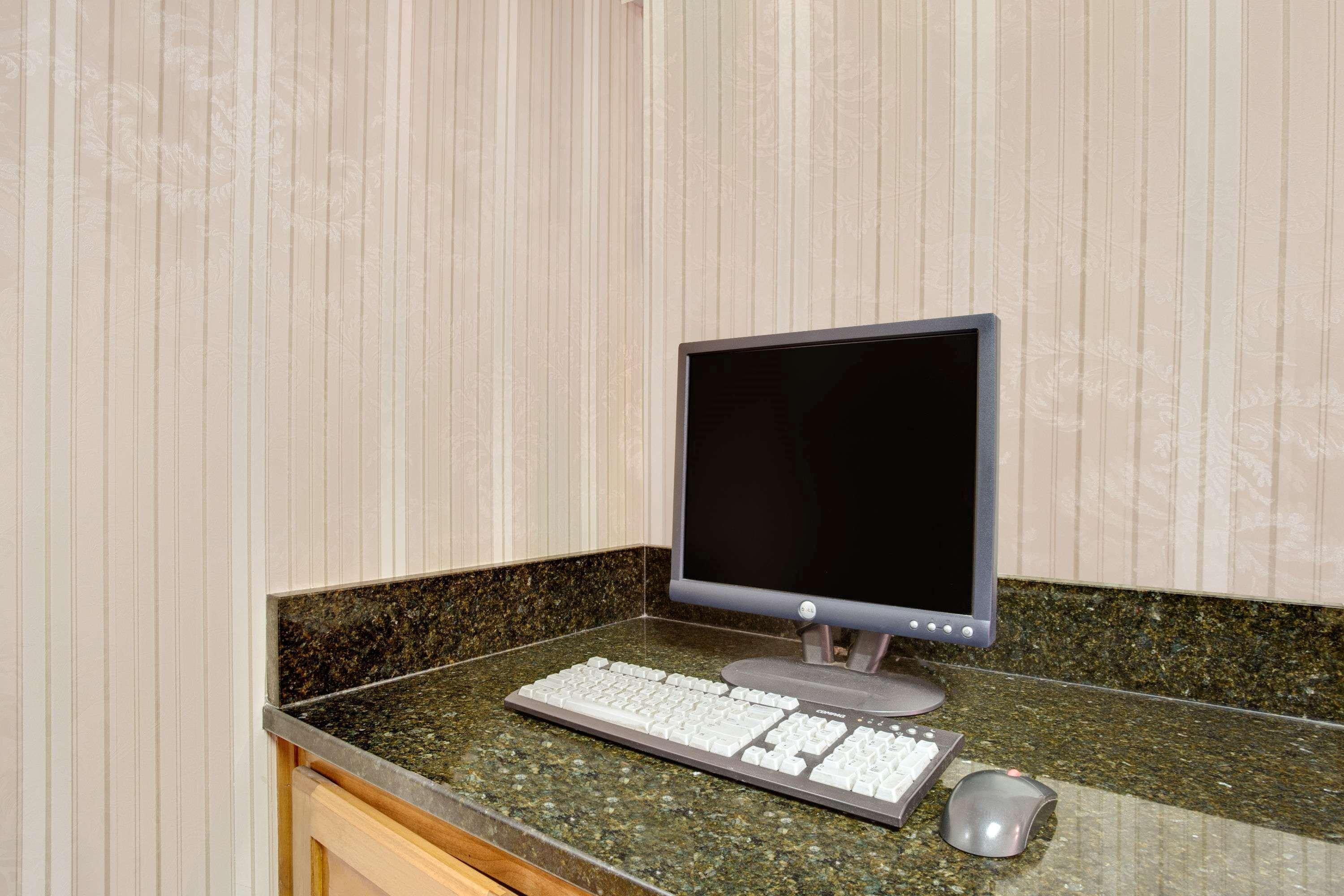 Days Inn By Wyndham Newport News City Center Oyster Point Exteriör bild