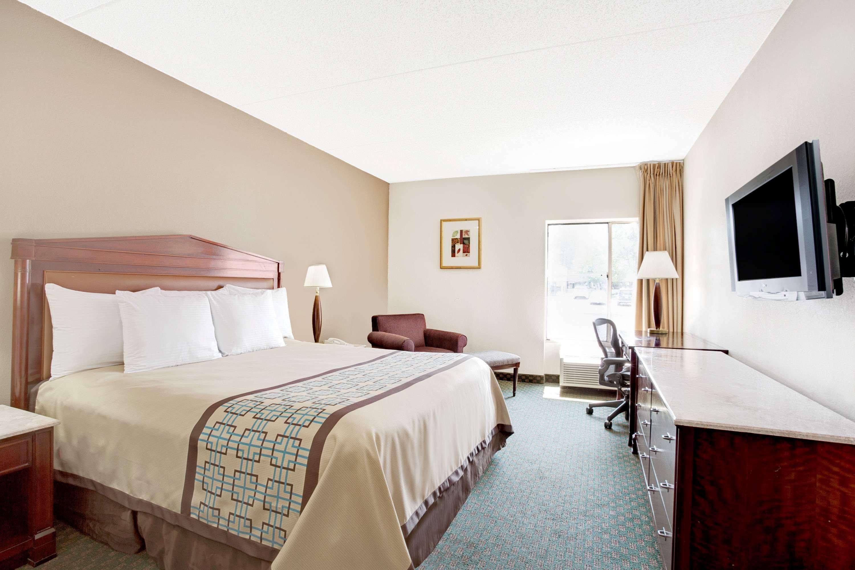 Days Inn By Wyndham Newport News City Center Oyster Point Exteriör bild