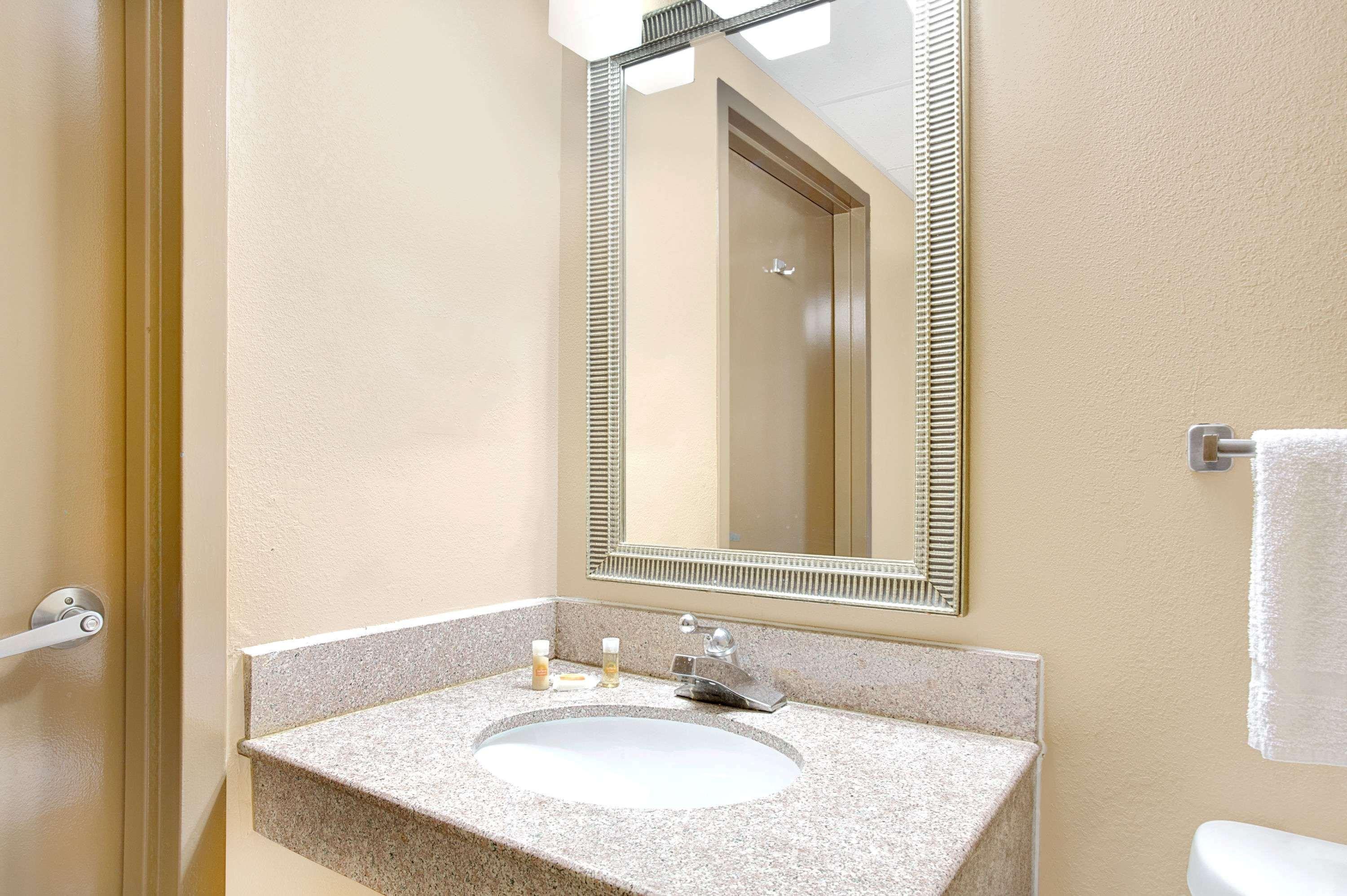 Days Inn By Wyndham Newport News City Center Oyster Point Exteriör bild