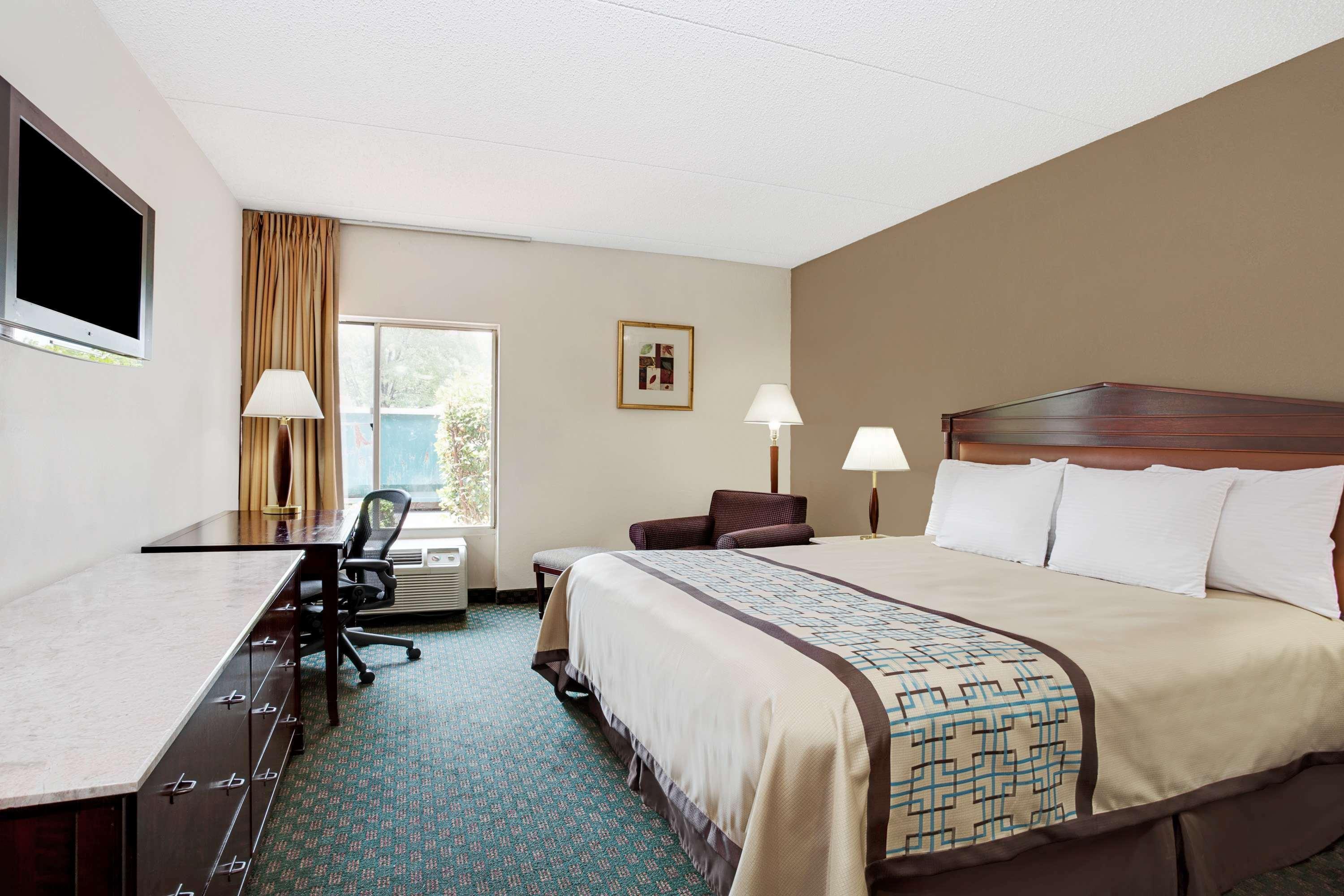 Days Inn By Wyndham Newport News City Center Oyster Point Exteriör bild