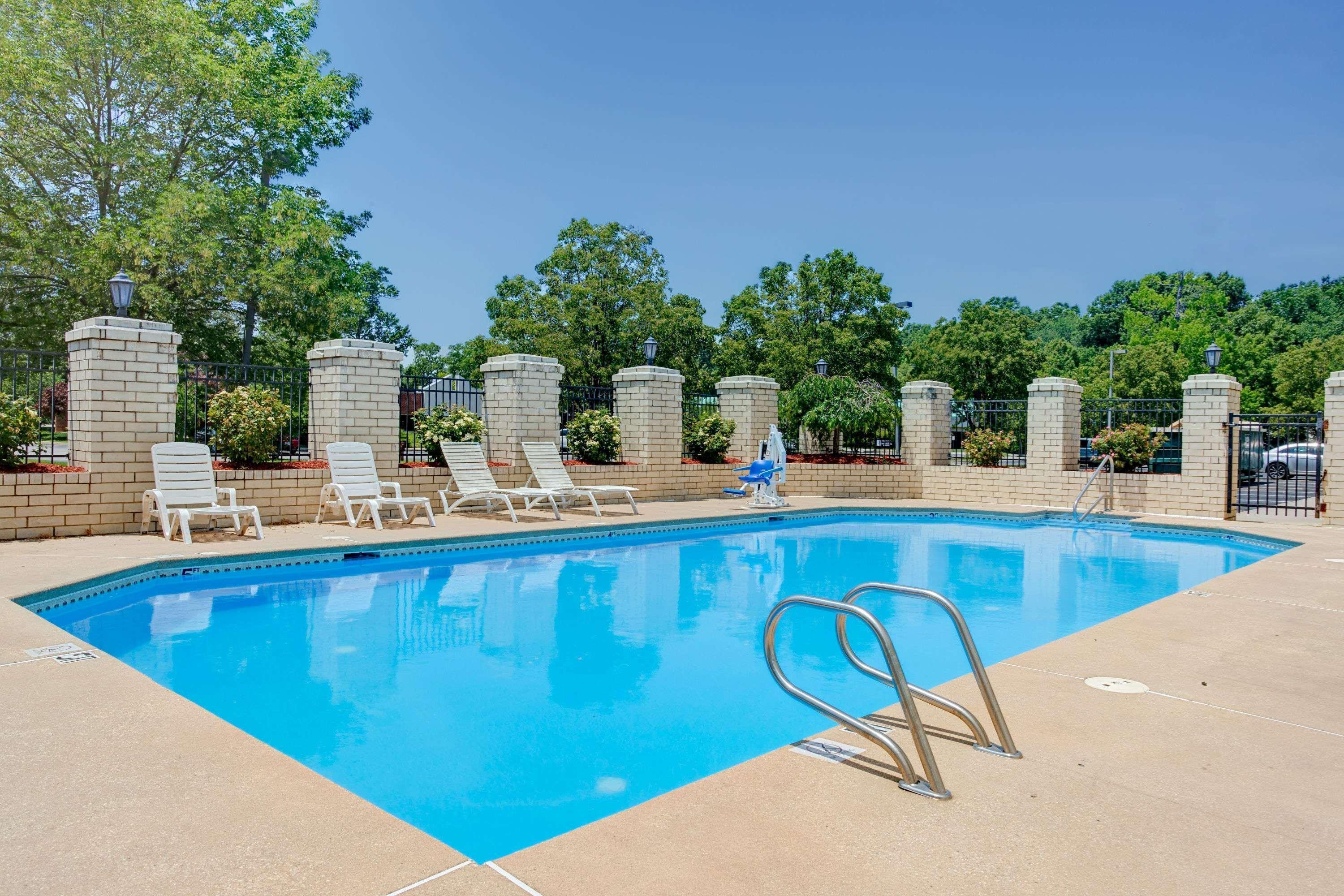 Days Inn By Wyndham Newport News City Center Oyster Point Exteriör bild
