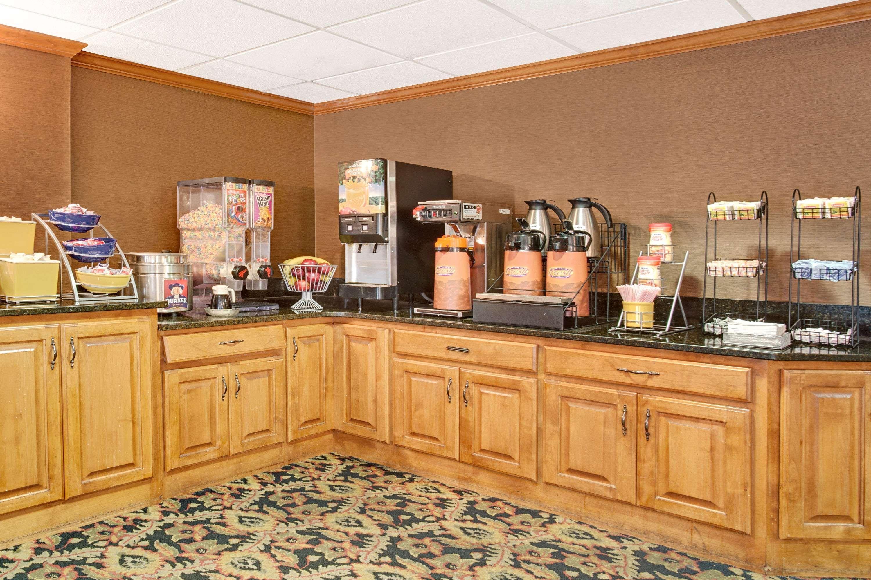 Days Inn By Wyndham Newport News City Center Oyster Point Exteriör bild