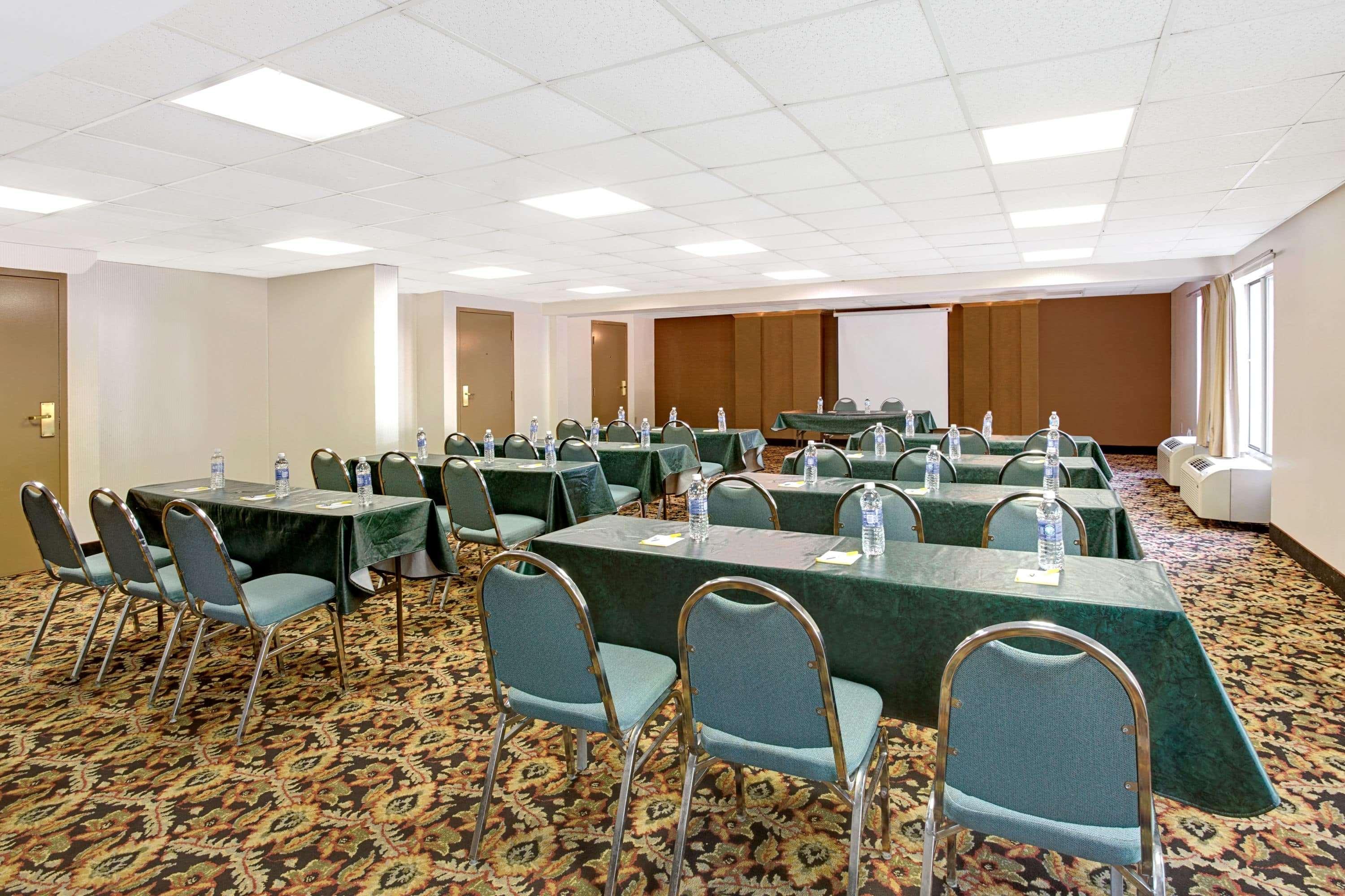 Days Inn By Wyndham Newport News City Center Oyster Point Exteriör bild