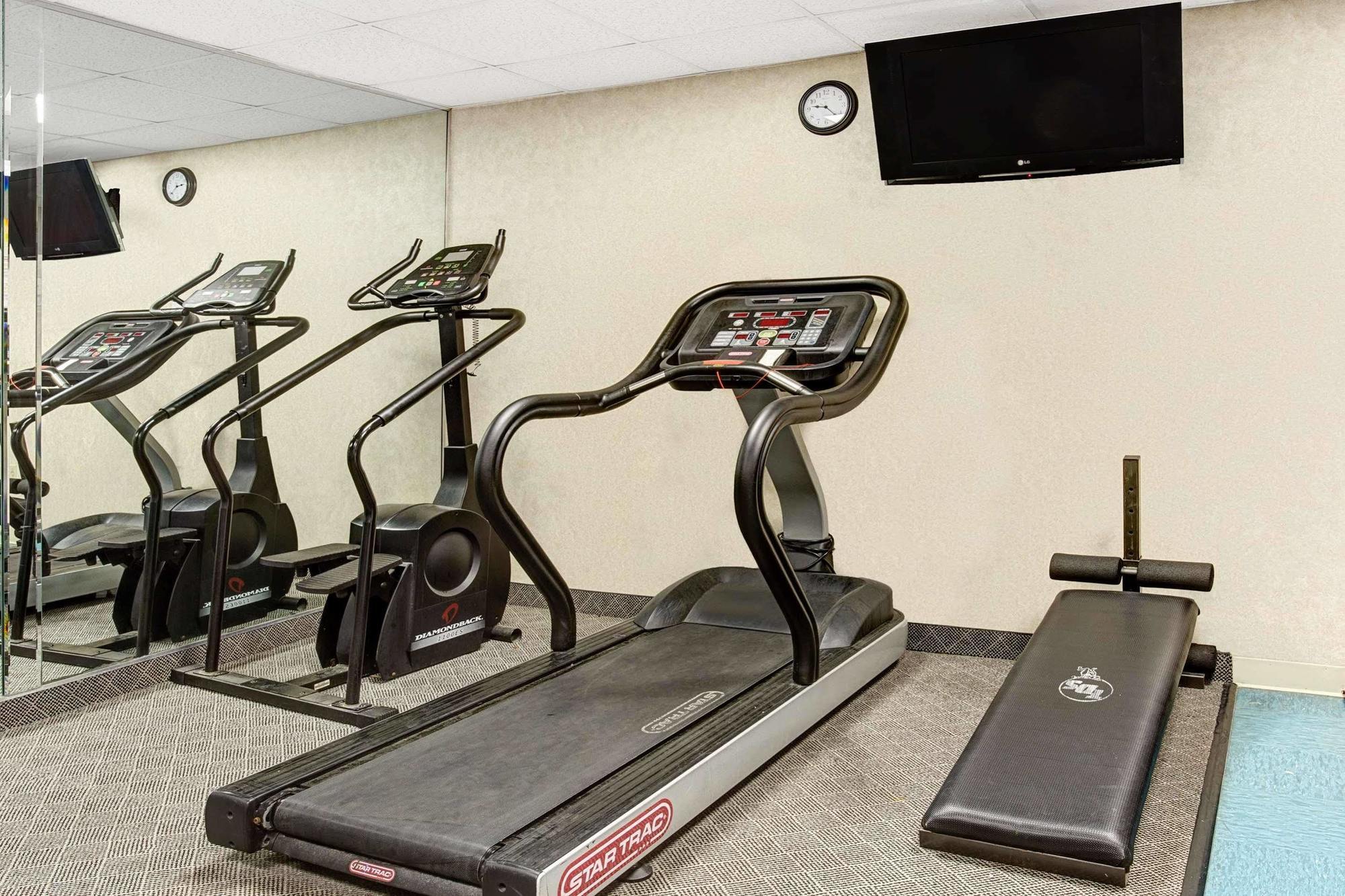 Days Inn By Wyndham Newport News City Center Oyster Point Exteriör bild